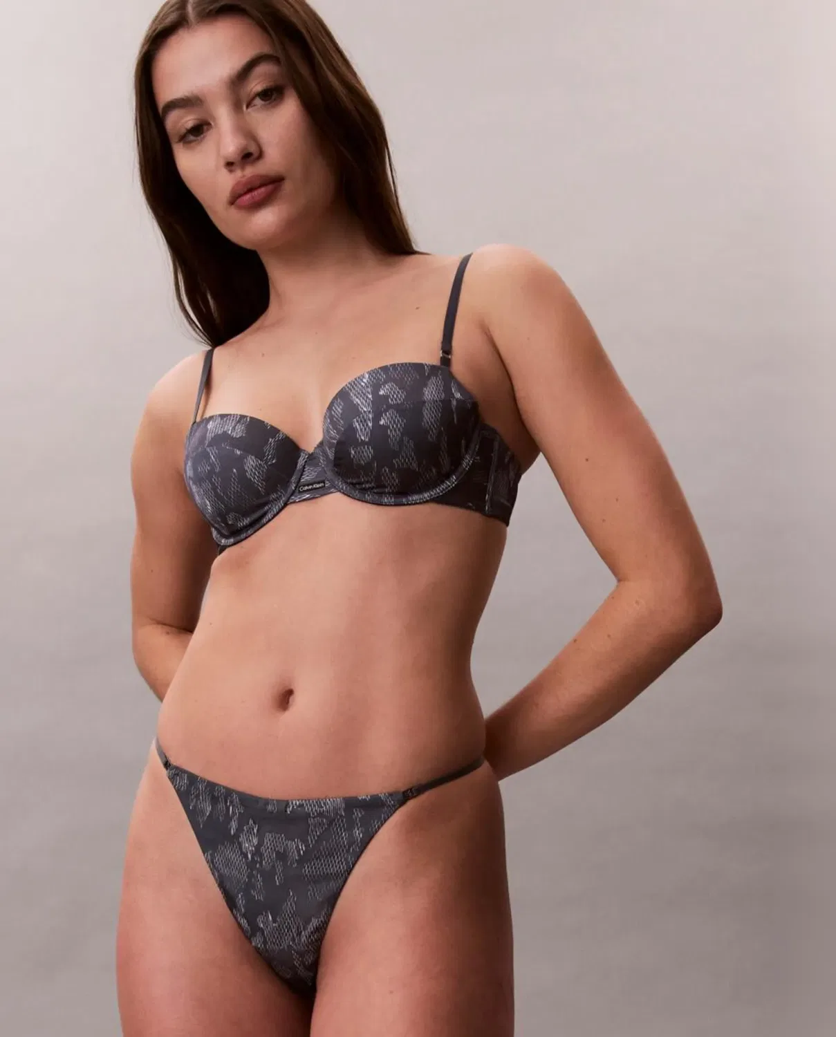 Женские трусы-танга с принтом SIGNATURE SATIN Calvin Klein, Gris Oscuro — фото 4