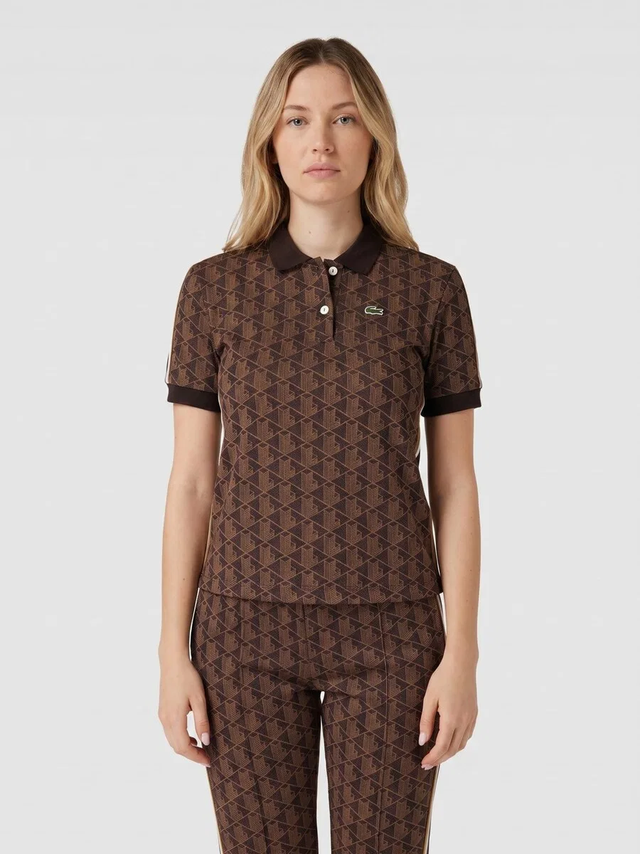 Женский топ-поло LACOSTE 'M/C 9I4 -- Коричневая с логотипом по всей поверхности' коричневого цвета — фото 2