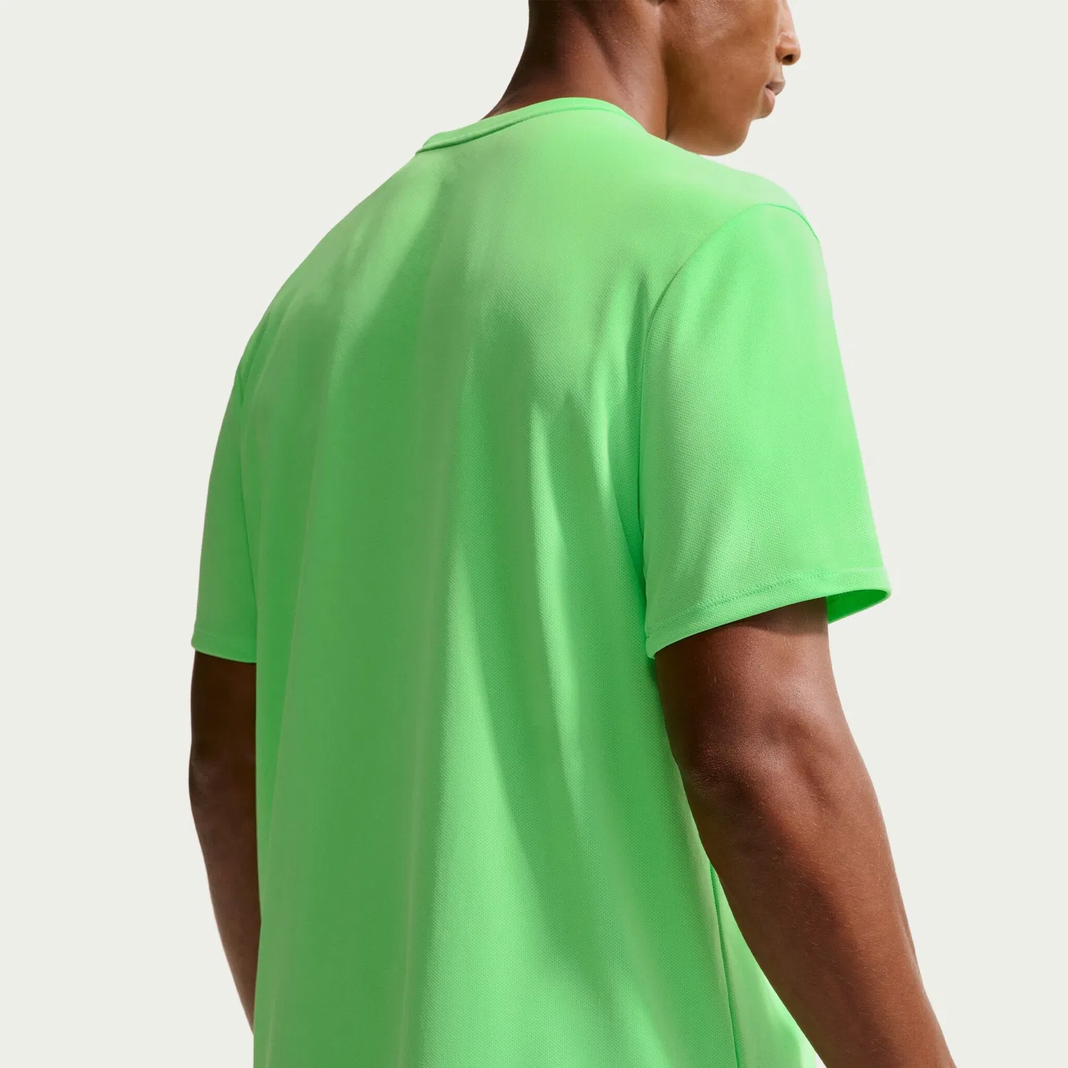 Детский беговой лонгслив с защитой от солнца Nike, Illusion Green/Reflective Silver — фото 2