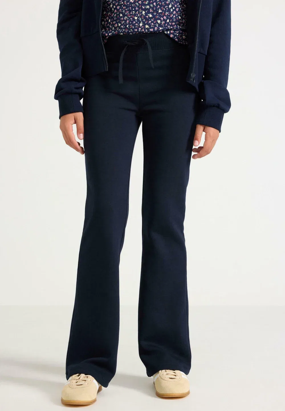 Расклешенные спортивные штаны - брюки от спортивного костюма Lindex, Dark Navy — фото 2