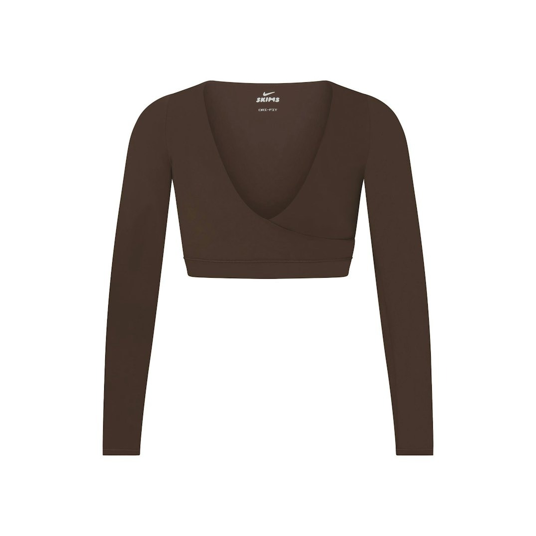 

Топ Nike x SKIMS Matte Wrap Long Sleeve Cropped, темно-коричневый
