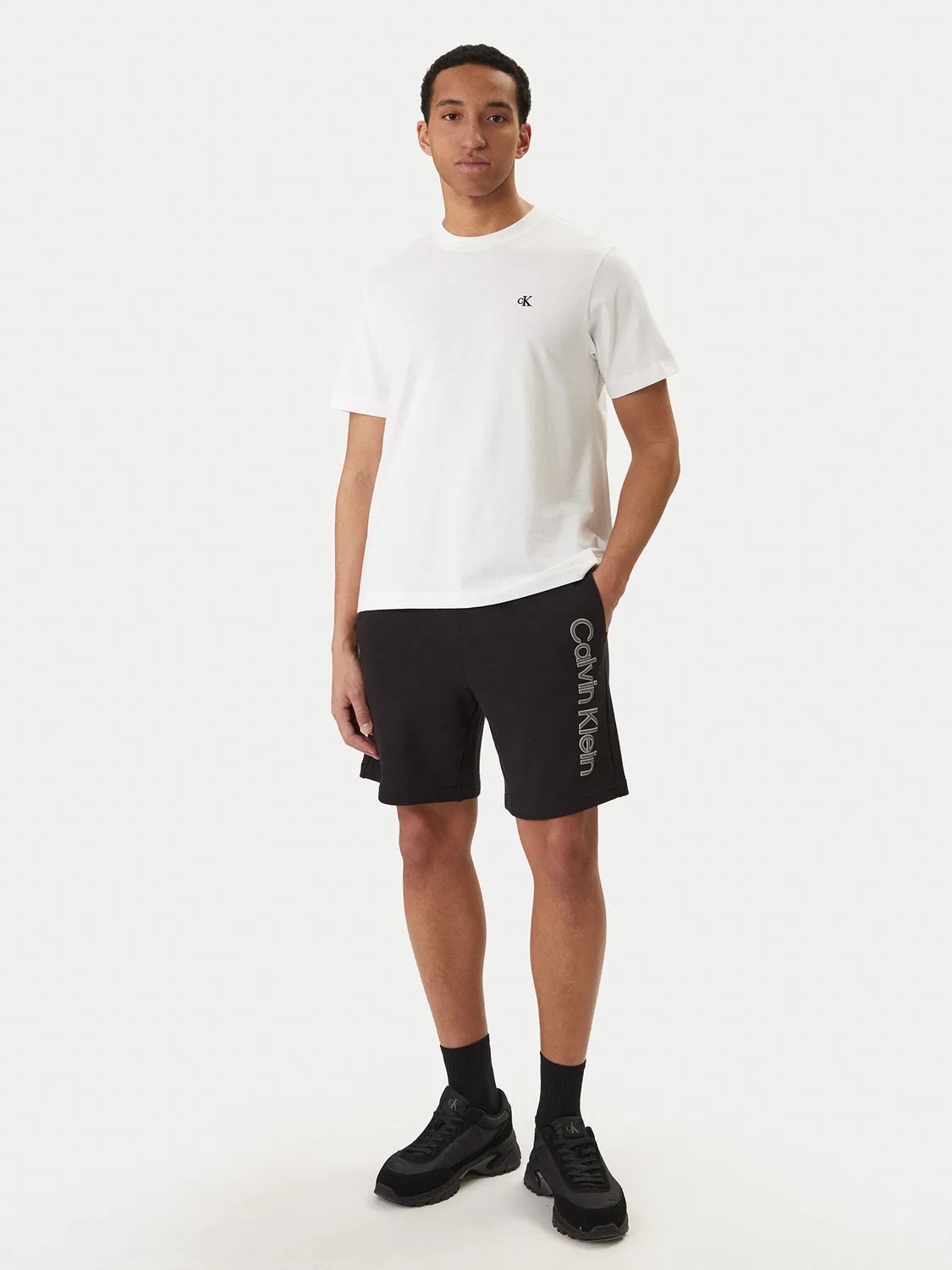 Мужские спортивные шорты стандартного кроя Calvin Klein, черный — фото 2