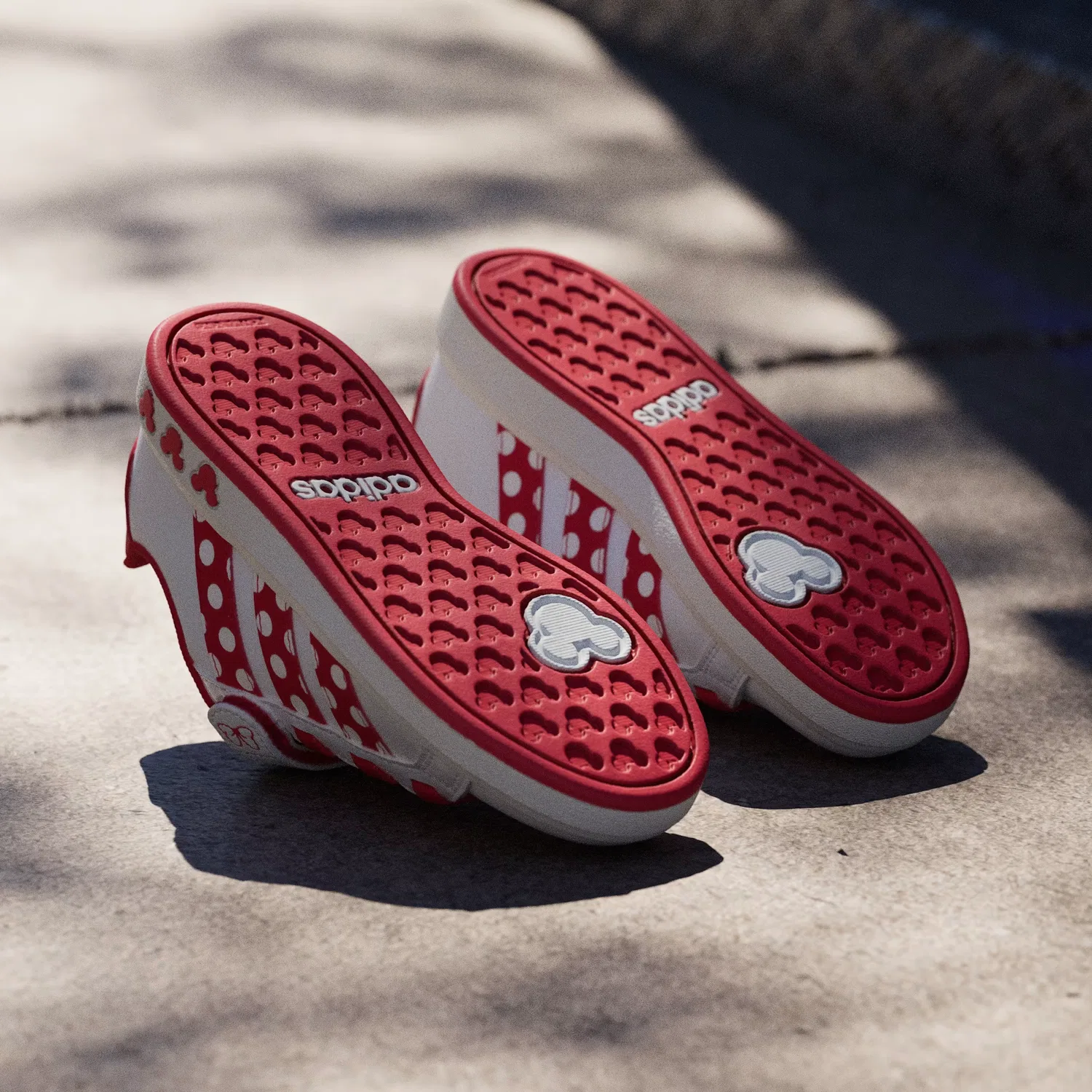 Детские кроссовки с графикой Minnie Mouse Grand Court Adidas Sportswear, белый/рубиновый/айвори — фото 4
