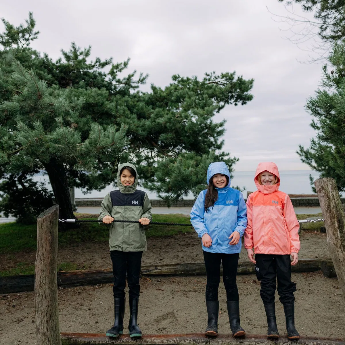 Детское дождевое пальто для девочек с капюшоном Vancouver rain jacket Helly Hansen, Coral Almond — фото 2