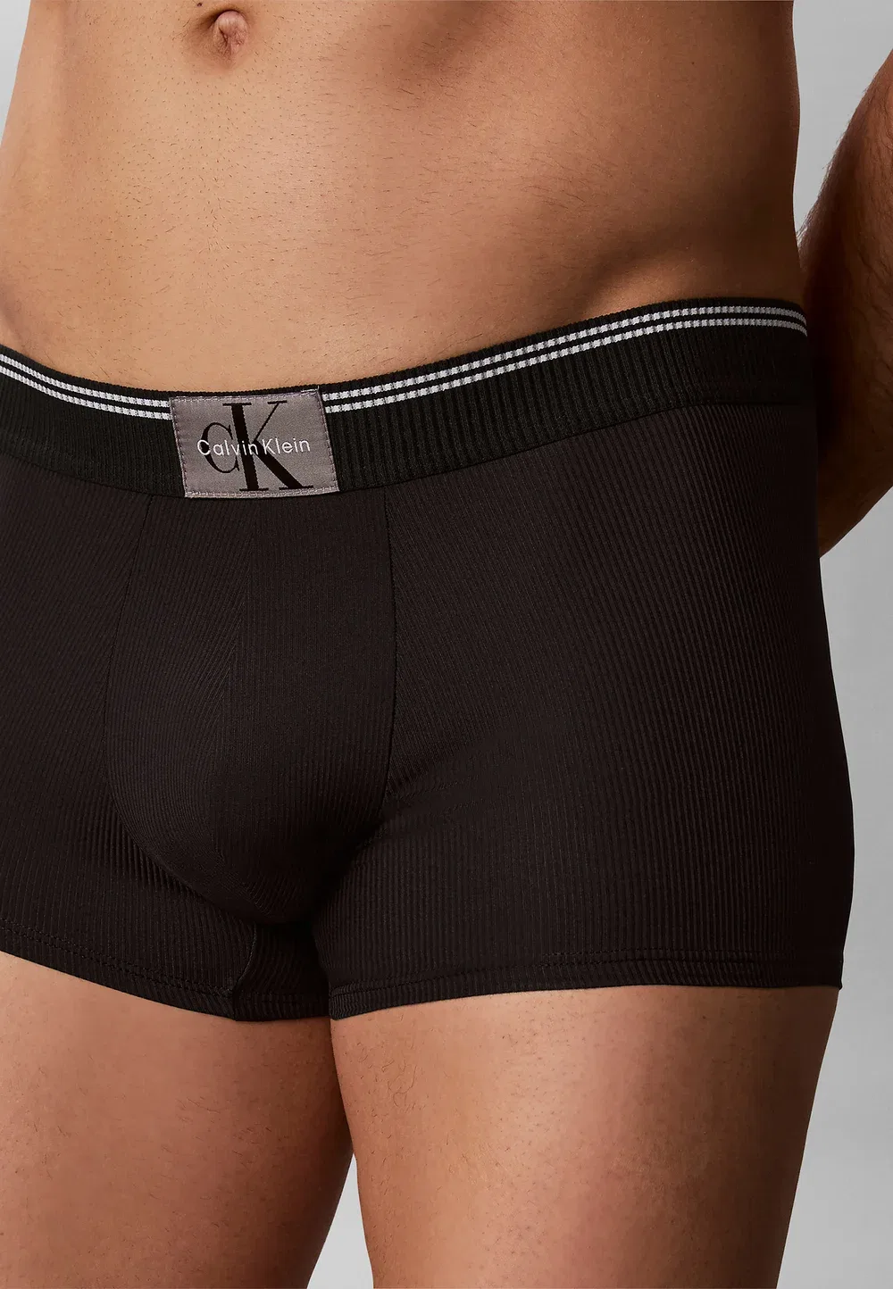 Трусы с низкой посадкой - микро-трусики с графической монограммой Calvin Klein, Black — фото 4