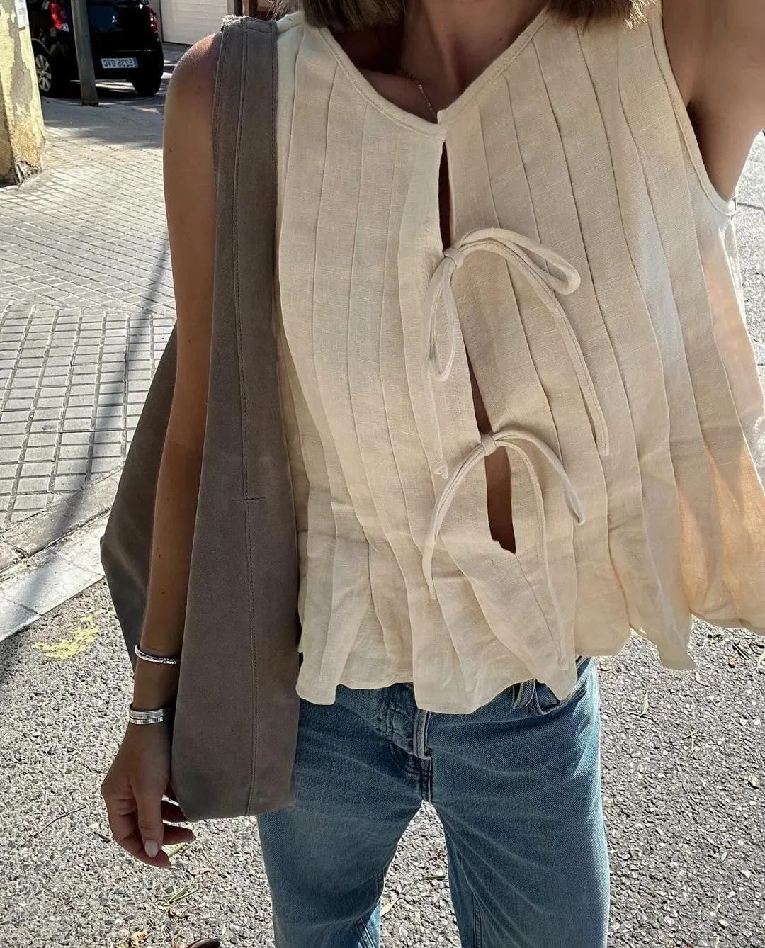 Женская льняная блуза-безрукавка с бантом, модель Bow Tie Peplum, бежевый — фото 3