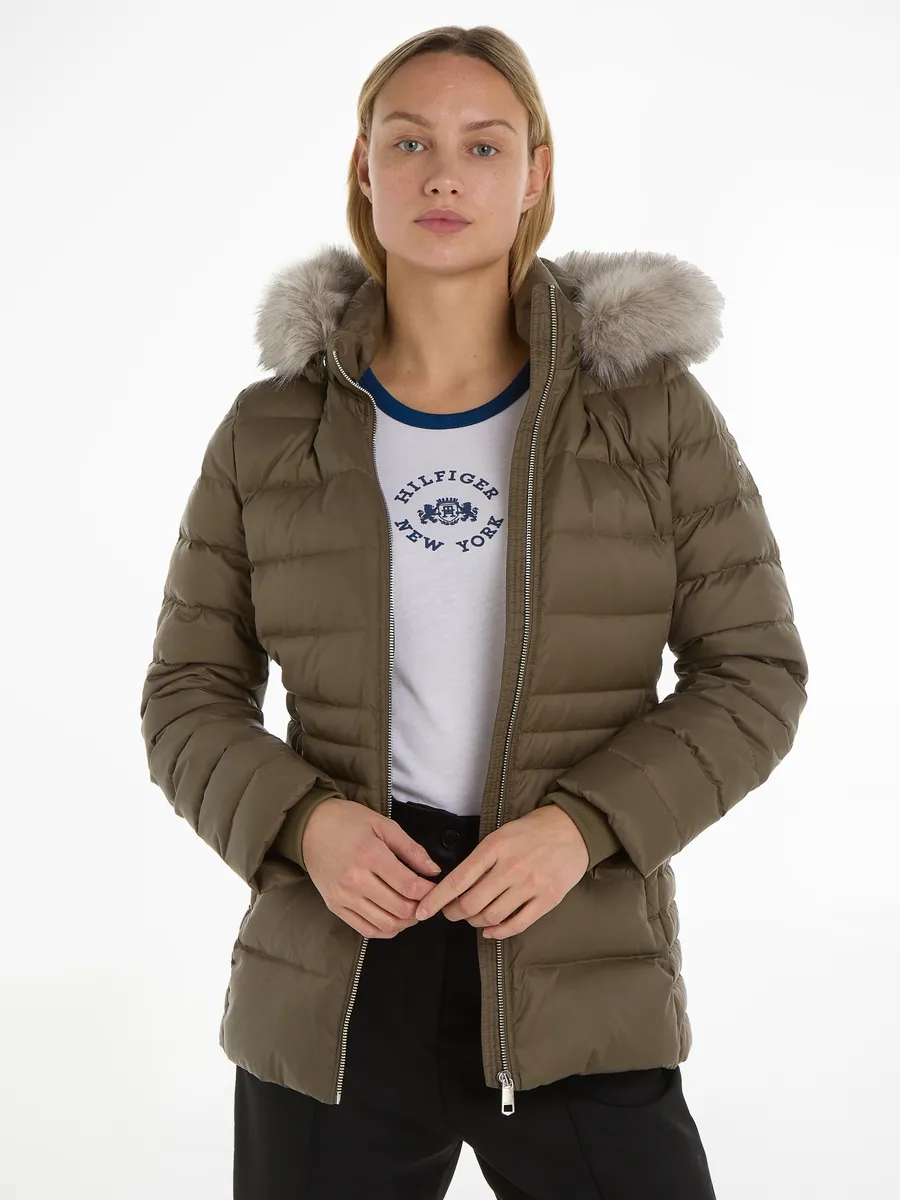 

Пуховик Tommy Hilfiger "TYRA DOWN JACKET With FUR", с капюшоном, с отделкой из искусственного меха на капюшоне, зеленый
