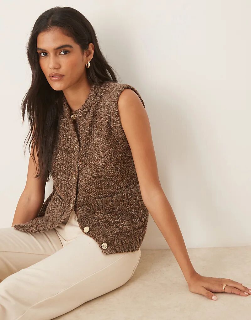 

Потертый трикотажный жилет с золотыми пуговицами коричневого цвета