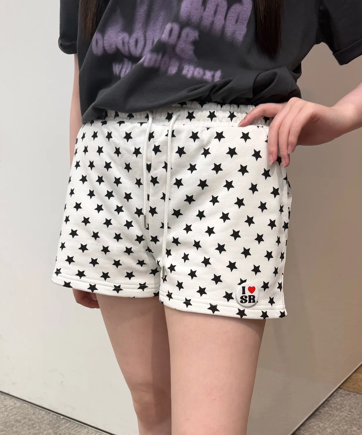 Детские шорты из футера с принтом и значком, модель Assorted Cut, бренд shrita, Черный — фото 2