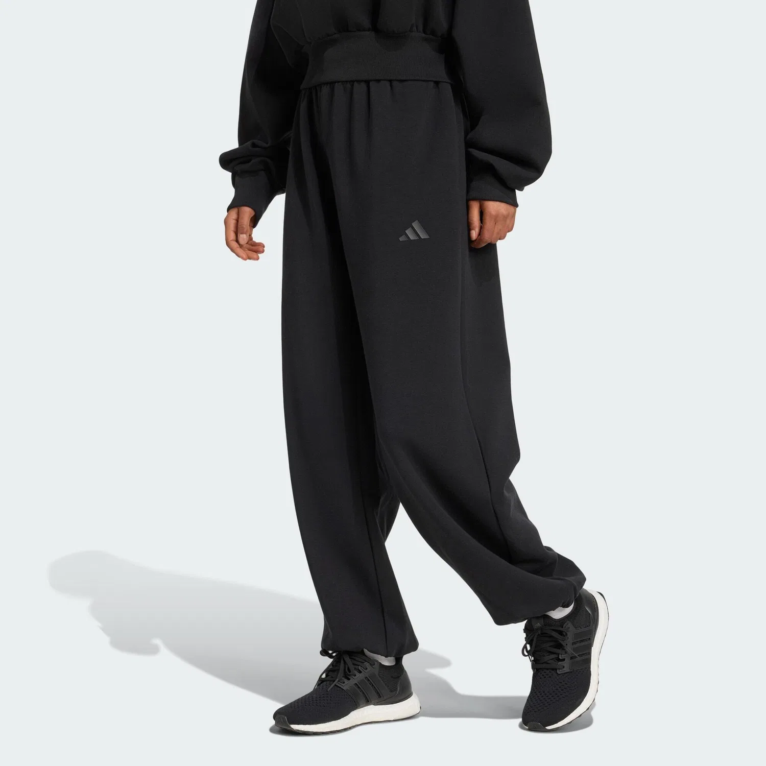 Женские свободные брюки из мягкого материала Adidas, Цвет Schwarz