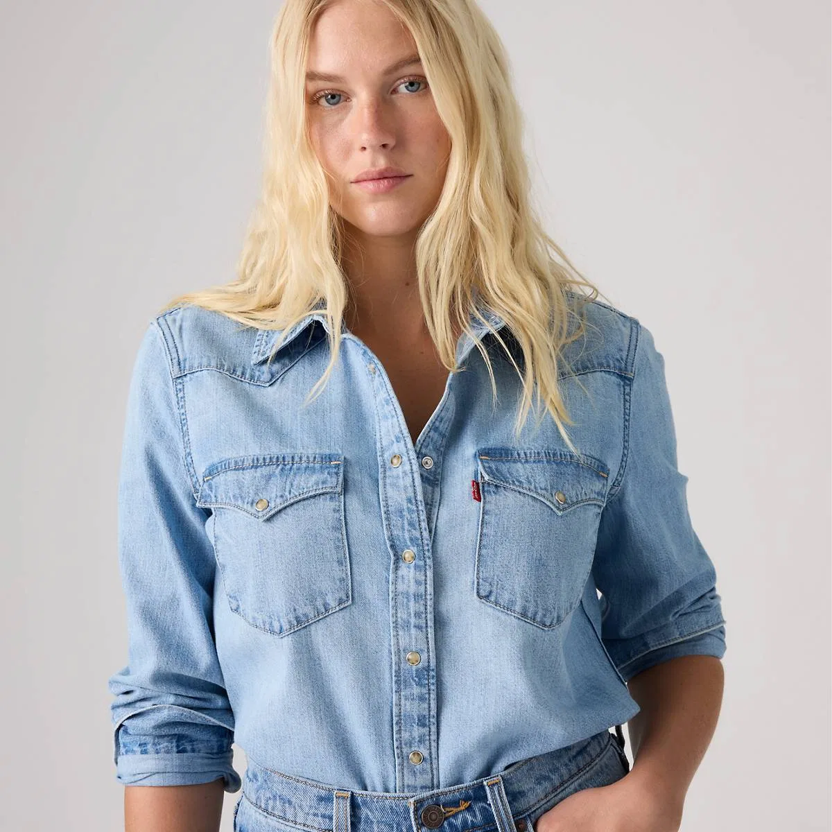 Классическая джинсовая рубашка в западном стиле на пуговицах Levi's, Sunbleach Sunset - Medium Wash — фото 2