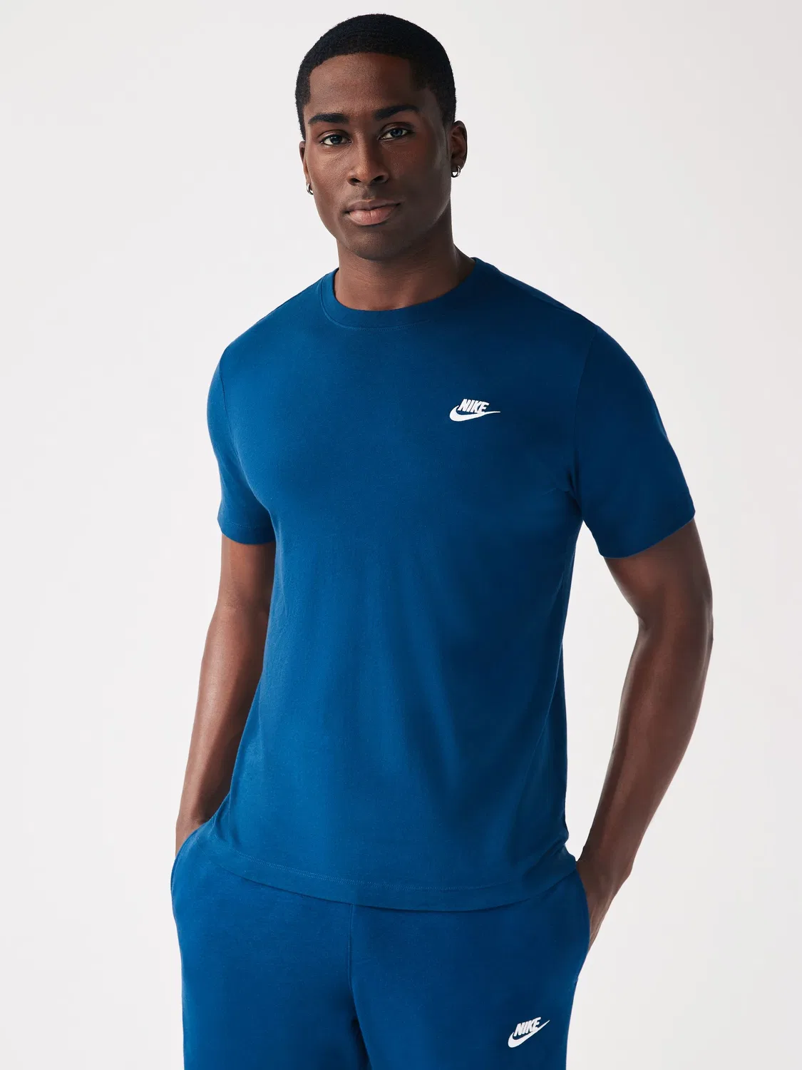 Футболка Nike Club, темно-синяя