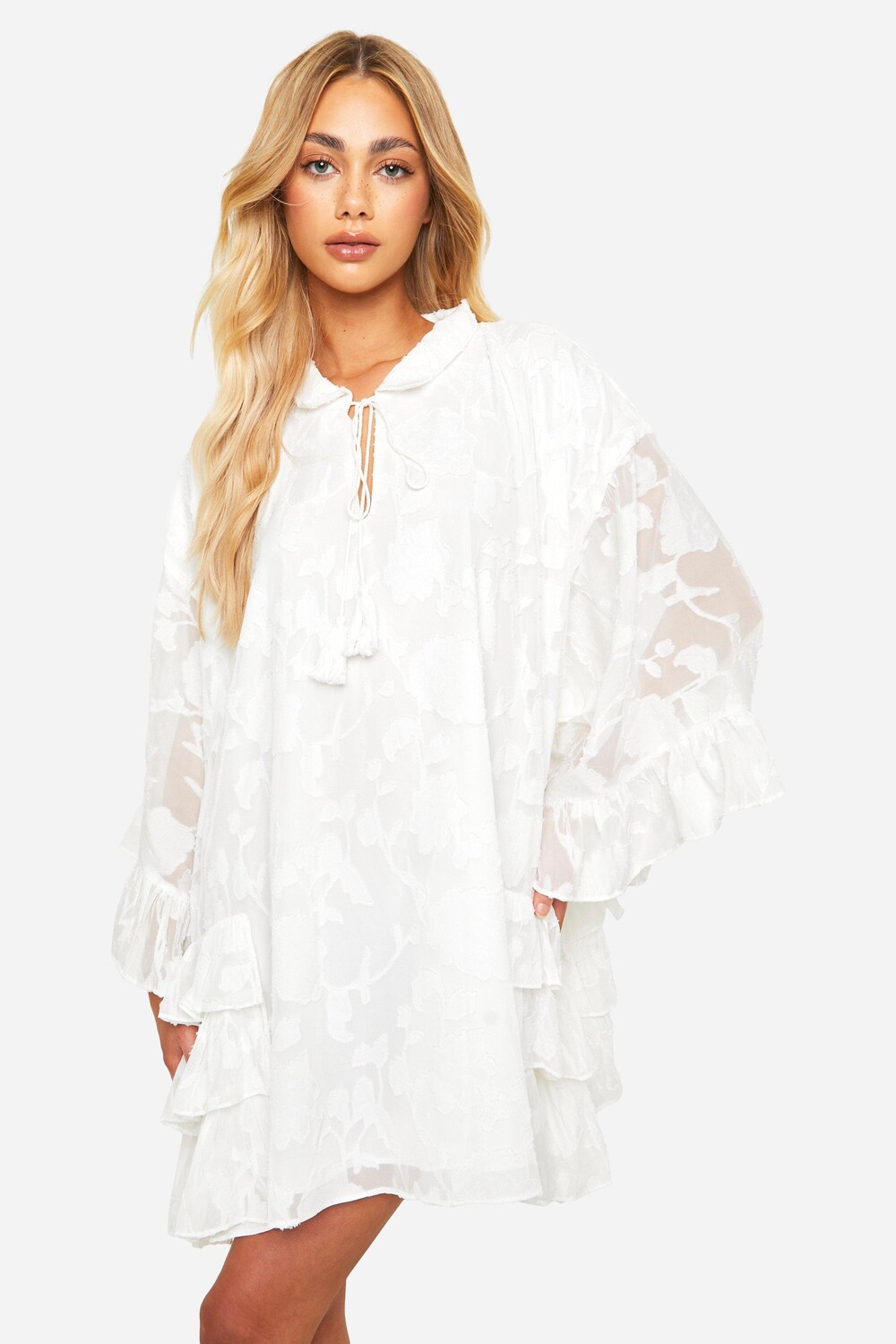 

Свободное мини-платье с фактурным цветочным принтом и рюшами boohoo, белый