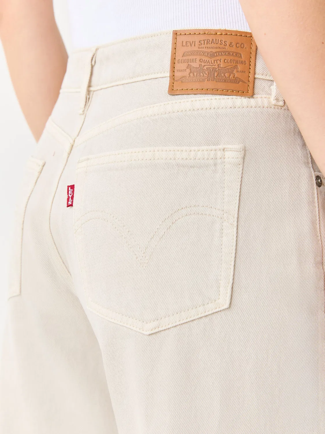 Свободные широкие джинсы Levi's кремового цвета — фото 4