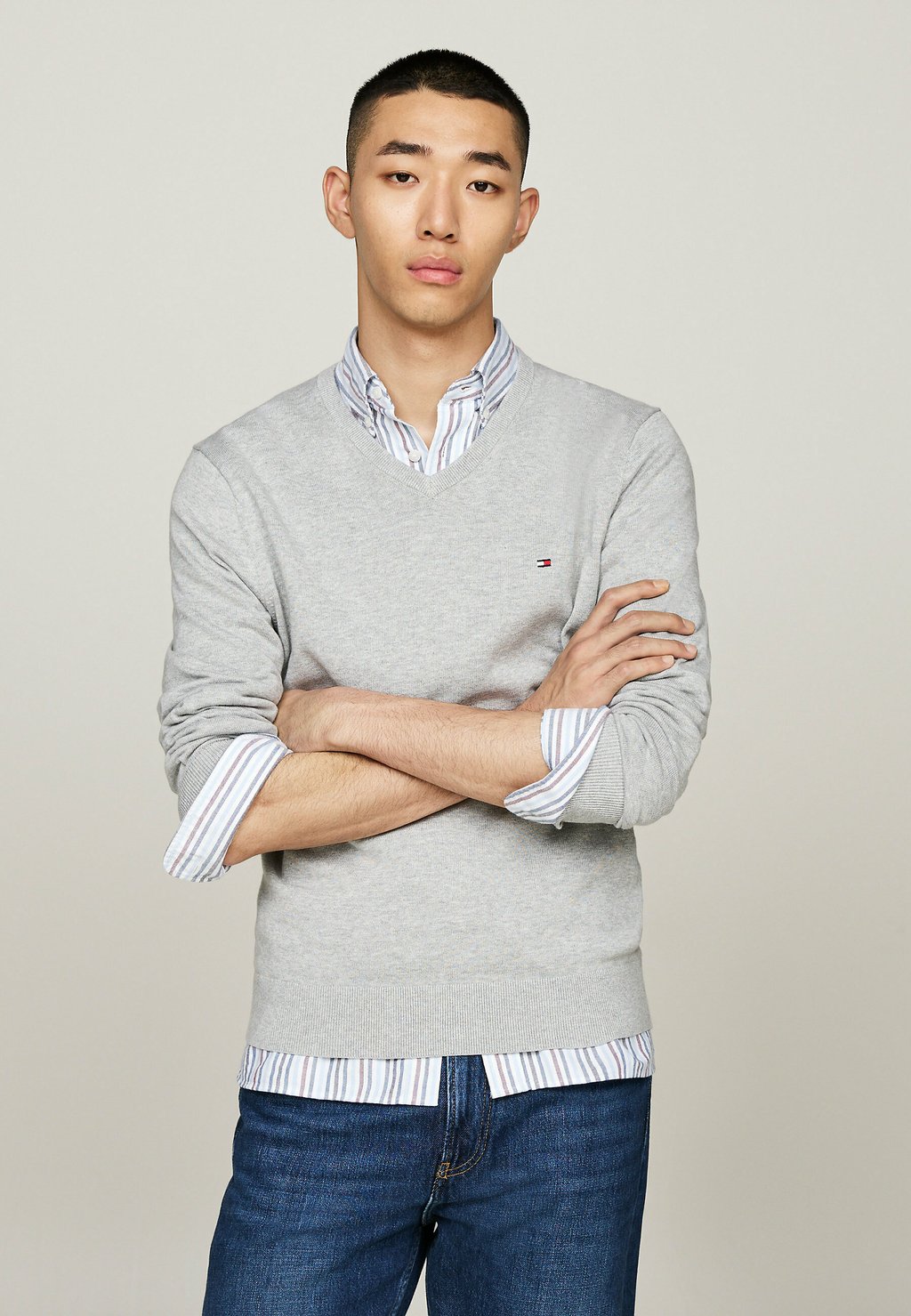 

Джемпер ESSENTIAL V NECK Tommy Hilfiger, светло-серый