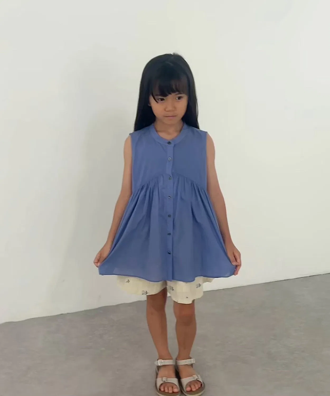 Детская блуза без рукавов из хлопка модель Cotton Voile Switch Gather Blouse URBAN RESEARCH DOORS, Blue — фото 2