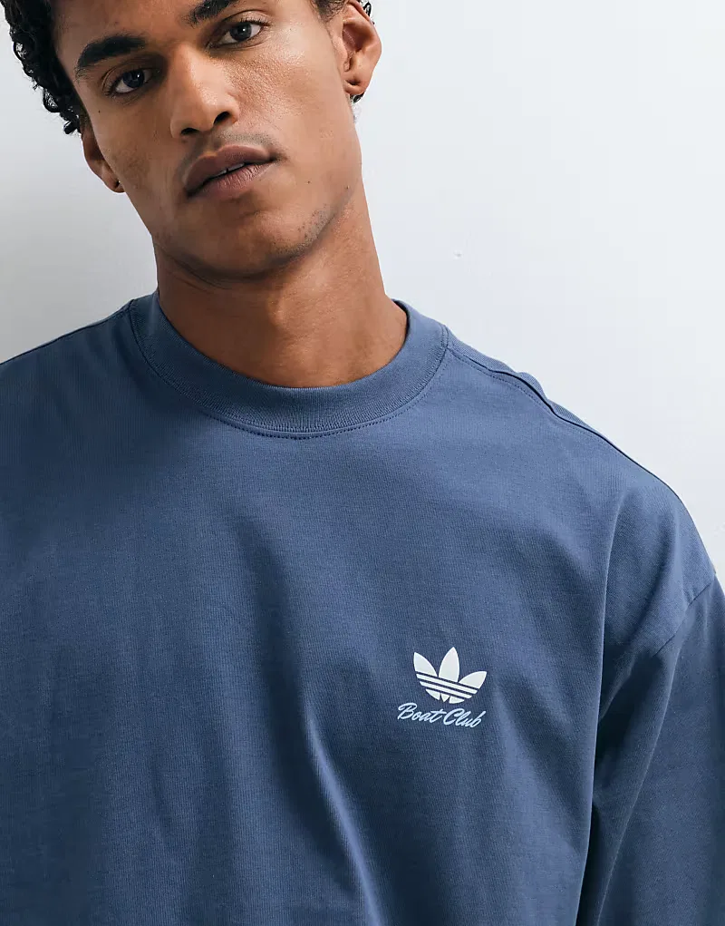 Футболка Adidas Originals с принтом в виде открытки на спине, синяя — фото 4