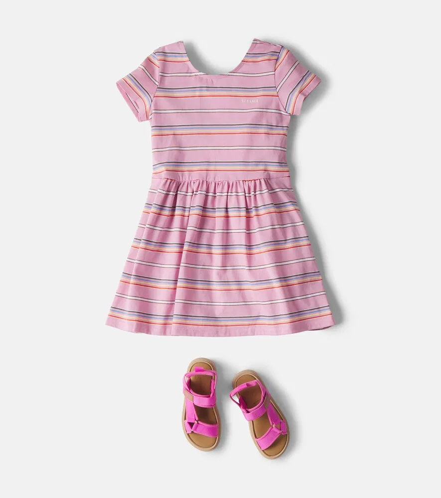 Платье из хлопкового трикотажа в полоску с логотипом Versace Kids, розовый — фото 2
