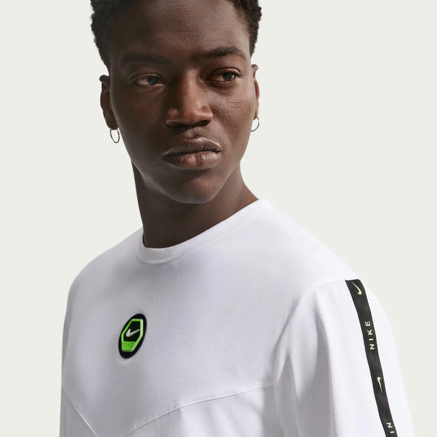 Мужская тренировочная футболка M NK DF HYVERSE GFX SS TOP NIKE - Белая — фото 2