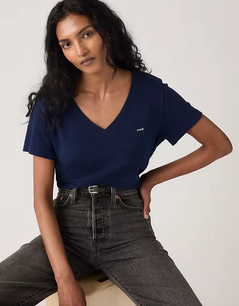 Любимая футболка Levi's с V-образным вырезом и логотипом на груди, темно-синий — фото 3