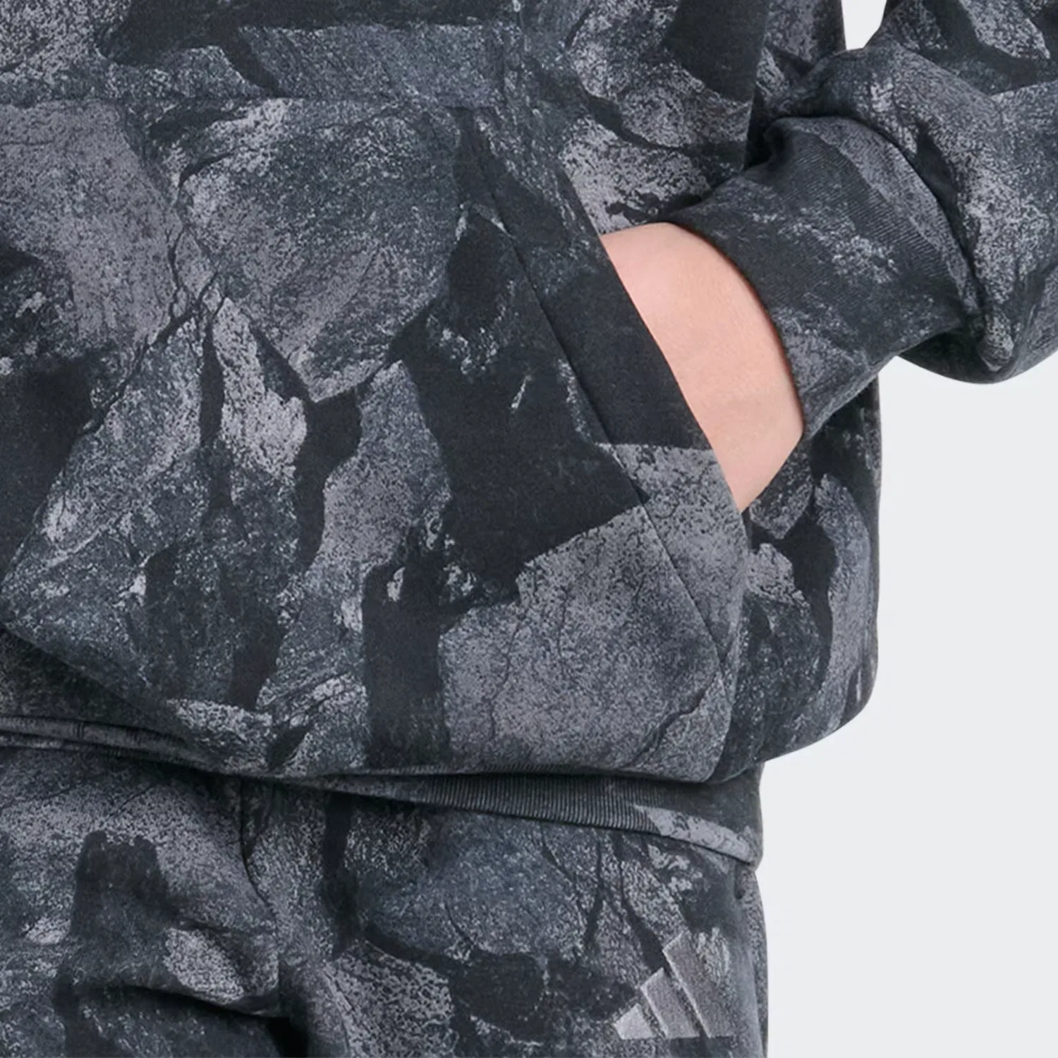 Детская толстовка с капюшоном и камуфляжным принтом Rock Camo Adidas Sportswear, черный — фото 4