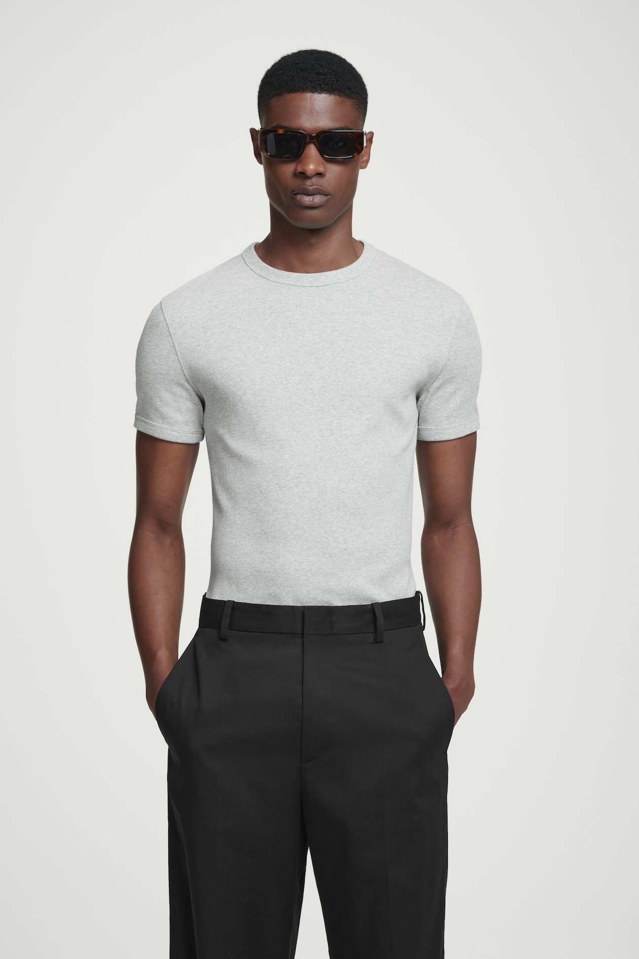 

Хлопковая футболка в рубчик-slim fit COS, светло-серый