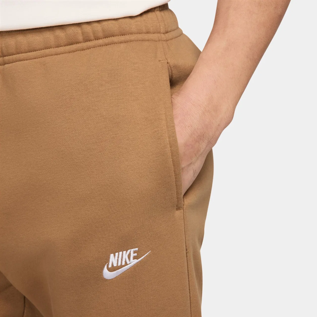 Мужские спортивные брюки Club Joggers Nike, цвет Flax/White — фото 4