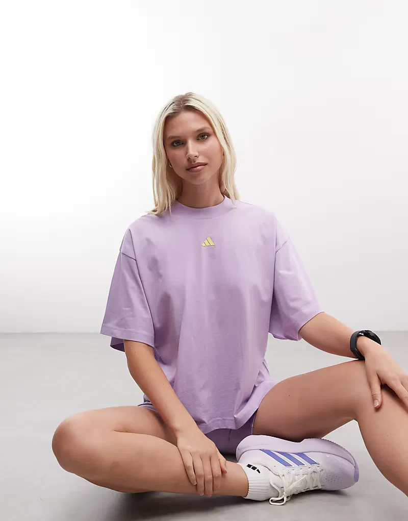 Футболка Adidas Sportswear Three Stripes Studios с графическим принтом, фиолетового — фото 2