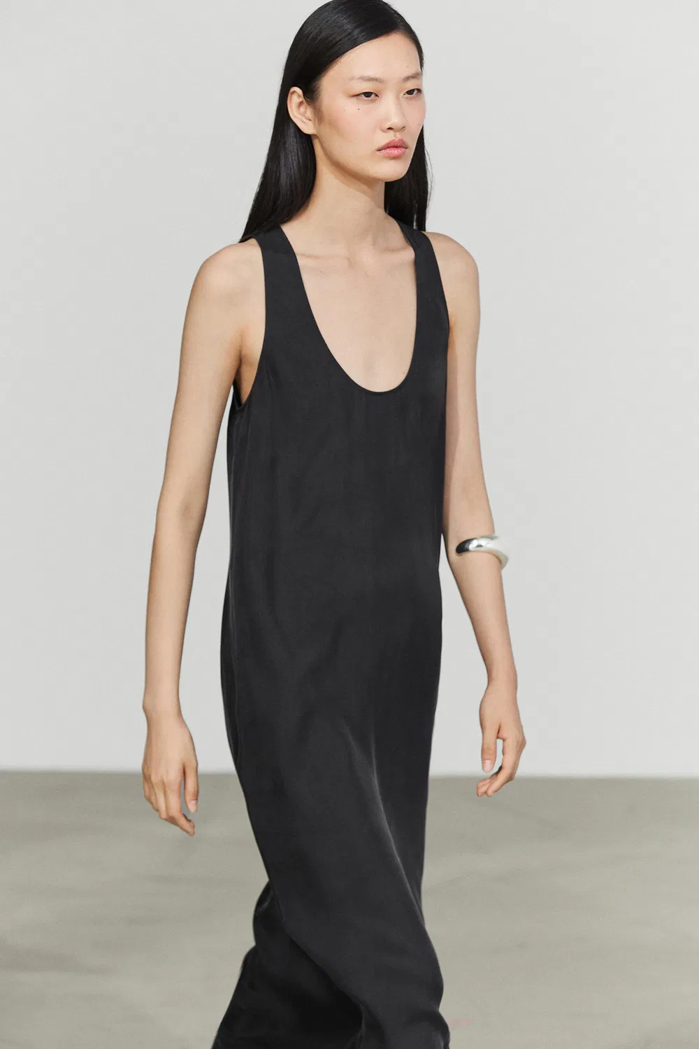Платье Massimo Dutti, струящееся, миди, с круглым вырезом, черный — фото 2