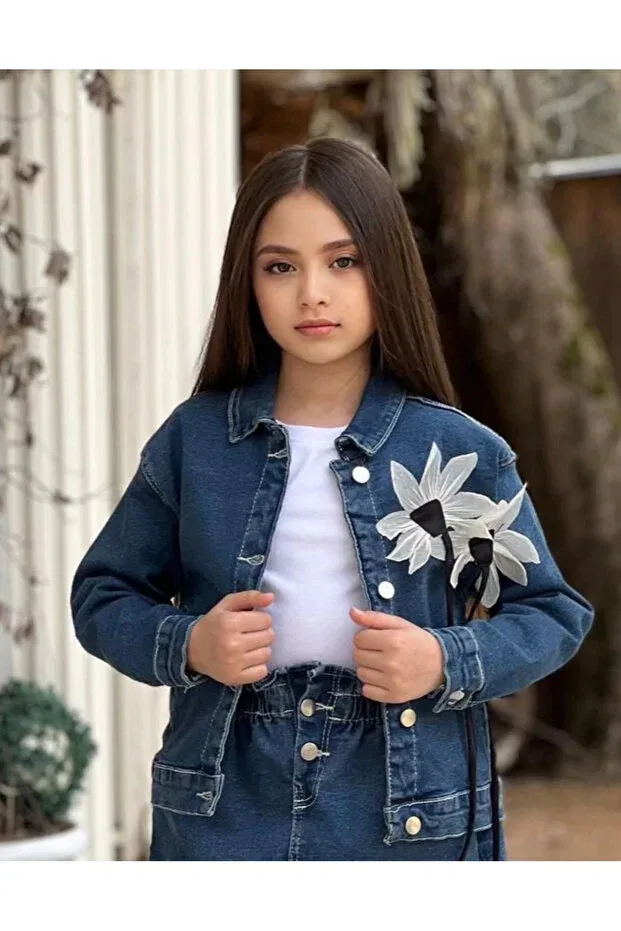 Детская джинсовая куртка с объемным цветочным аксессуаром Dudor Kids — фото 2