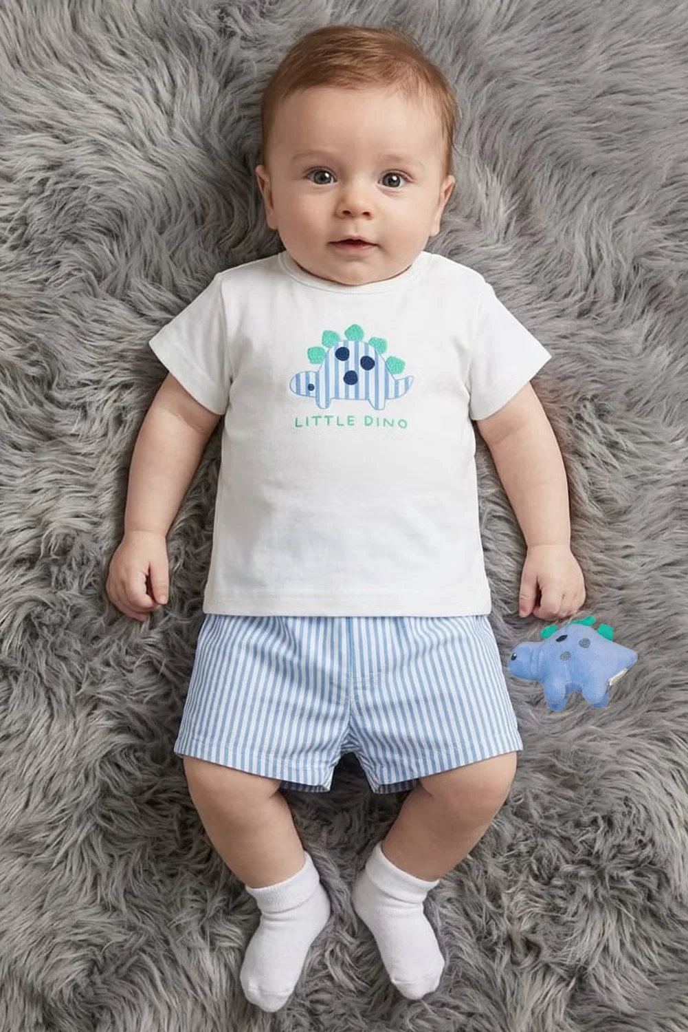 Комплект с принтом из футболки шорт и плюшевого динозавра Rock-A-Bye Baby Boutique, разноцветный