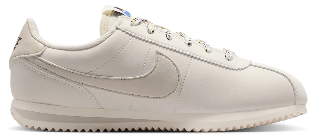 Кроссовки для мальчиков Cortez EE Nike, цвет Soft Pearl/Lt Orewood Brown/Comet Blue