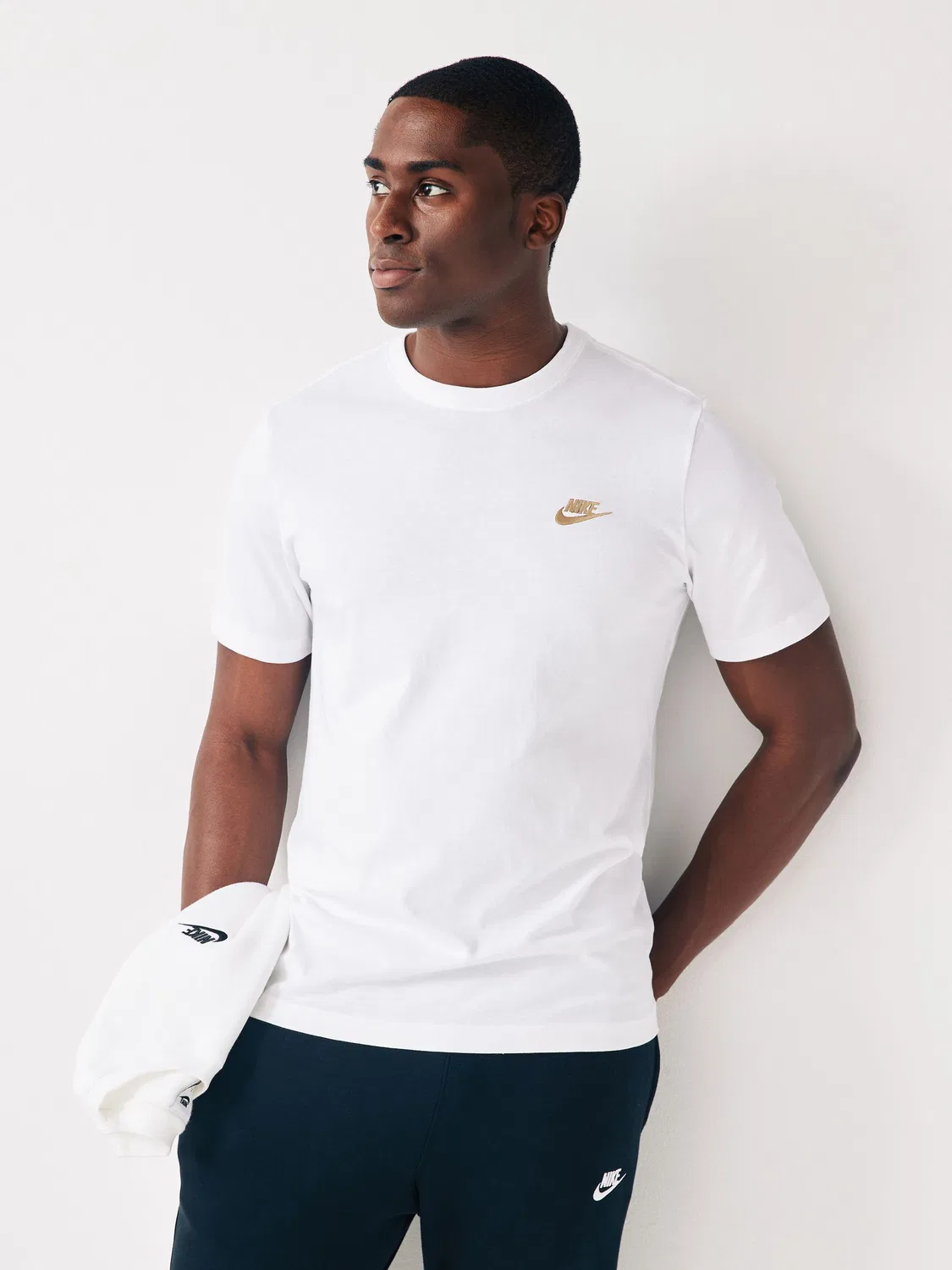 Футболка хлопковая Club Nike, белый золотистый — фото 2