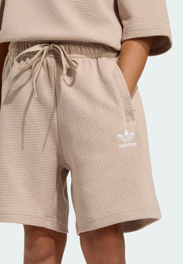 Свободный детский комплект унисекс - базовая футболка Adidas Originals, хаки — фото 4