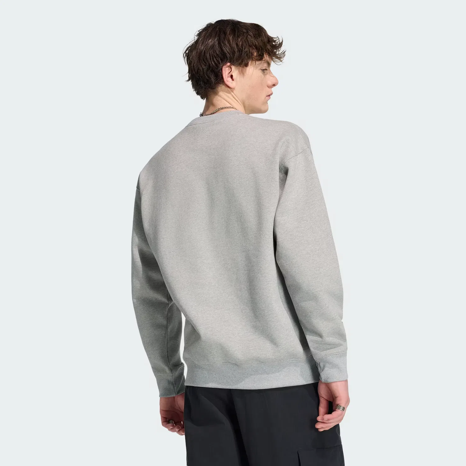 Мужской свитшот свободного кроя Trefoil Essentials Loose Crew Adidas Originals, серый меланж — фото 2