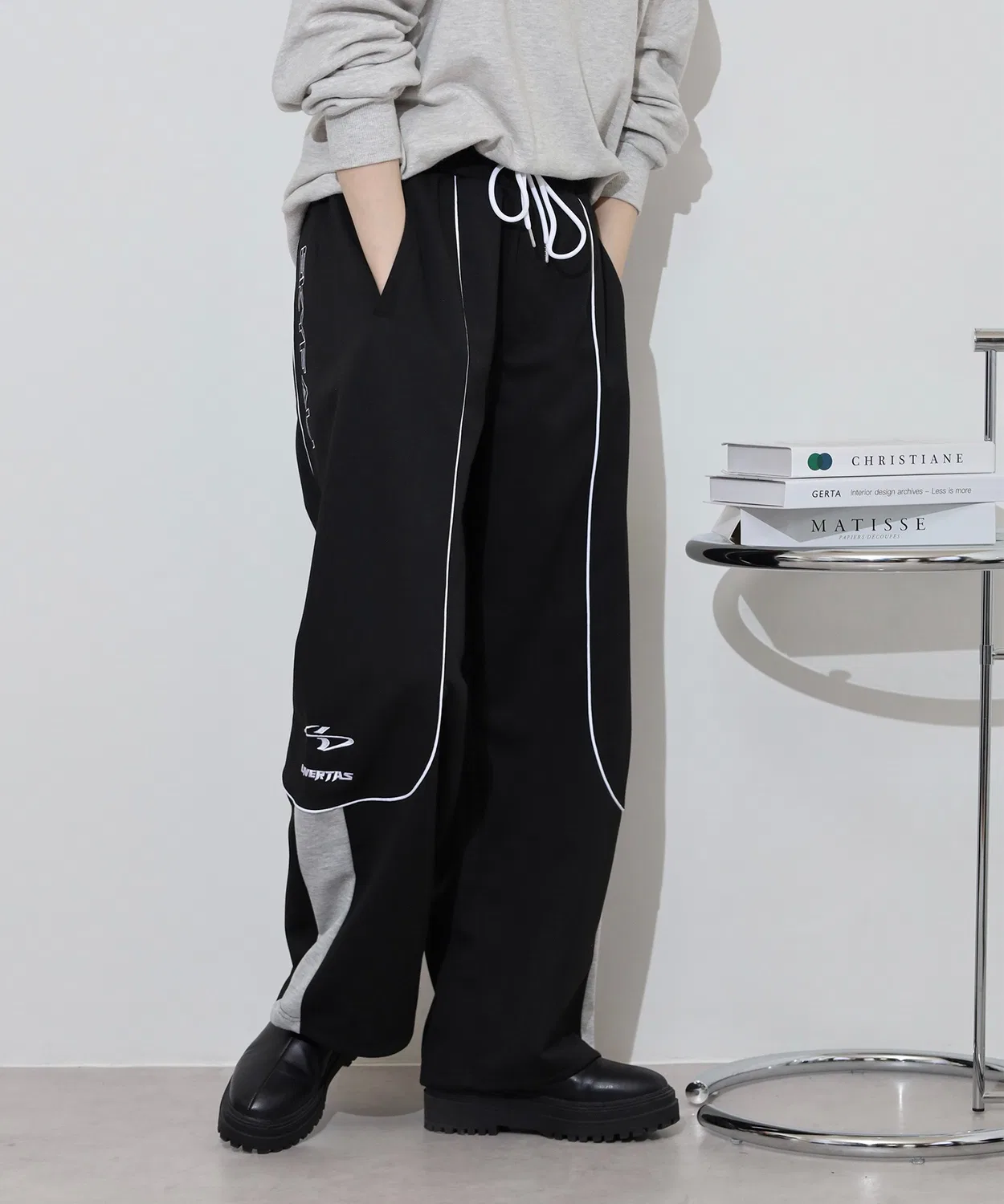 Детские спортивные штаны с кантом, свободного кроя, с вышивкой RE730, Black — фото 4