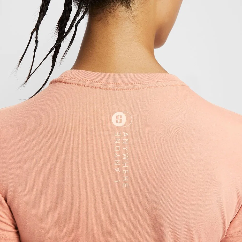 Женская футболка Nike SS25 Regular T Shirt, Rose Gold — фото 4