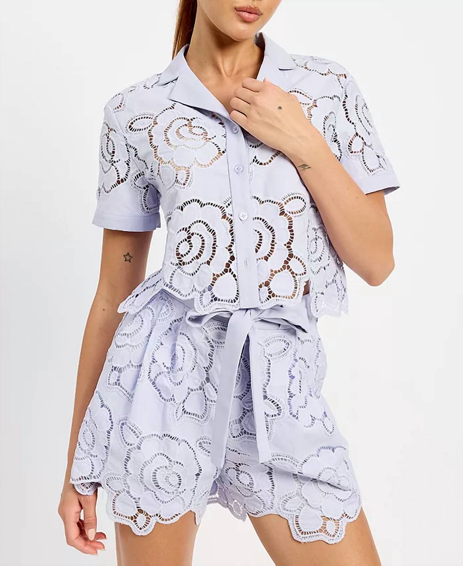 

Брюки шорты с поясом Бринли в сиреневом En Saison