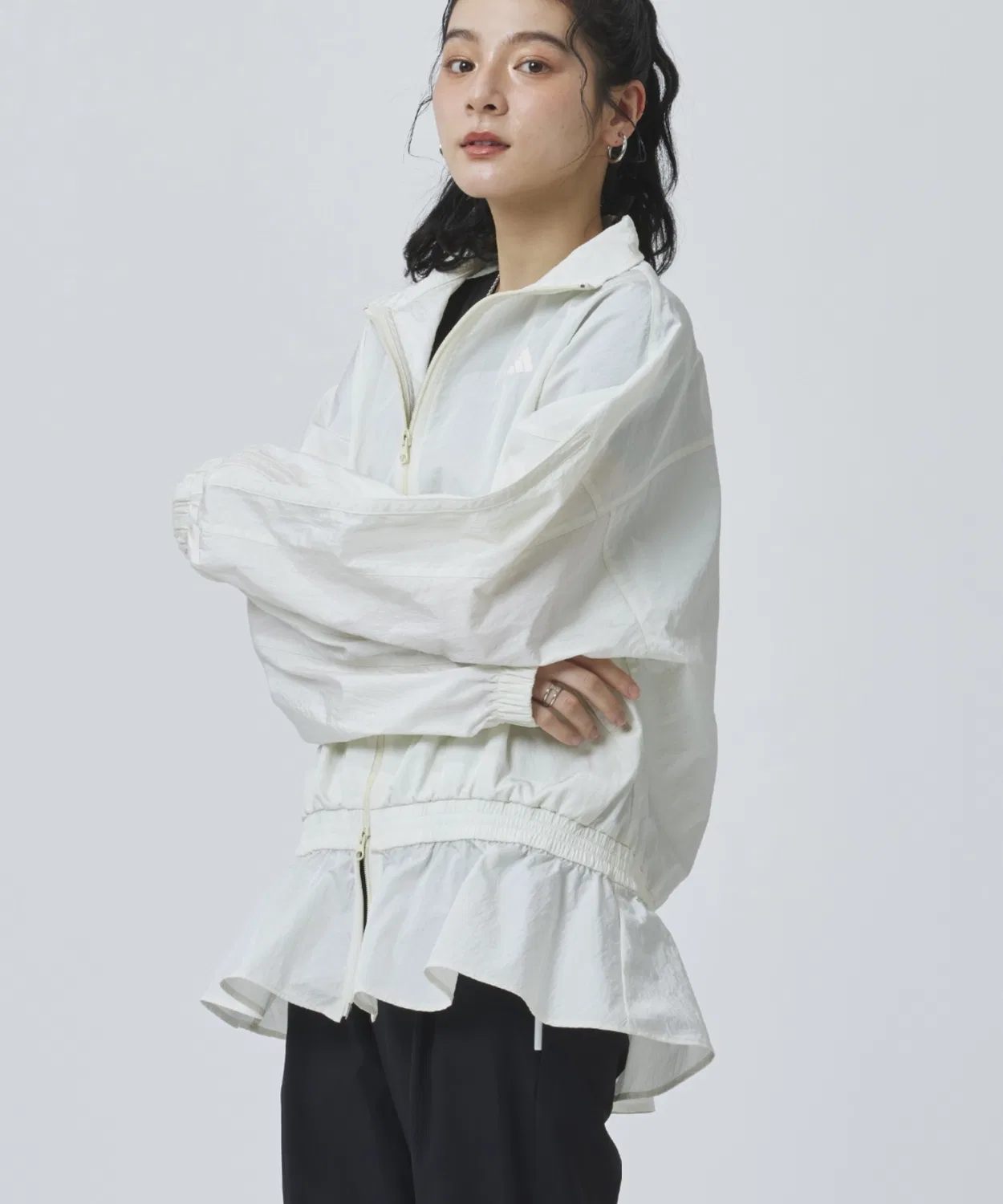 Женская куртка из нейлона с воланами по низу, с тремя полосками, Adidas W WV TRACKTOP AP, Off White — фото 4