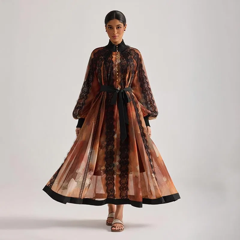 Женское платье-макси с цветочным принтом, Floral Print Maxi Dress with Lace Panels, Long Balloon Sleeves, High Neck, Belted A-Line, коричневый — фото 4