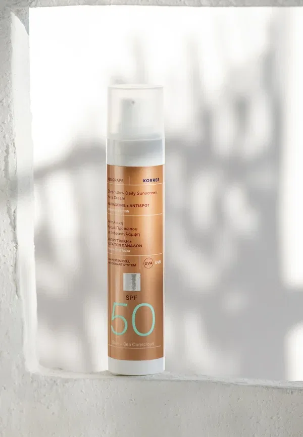 Солнцезащитный крем для лица Red grape Sheer Glow Daily Sunscreen Face Cream - защита от солнца 50 мл Korres — фото 2