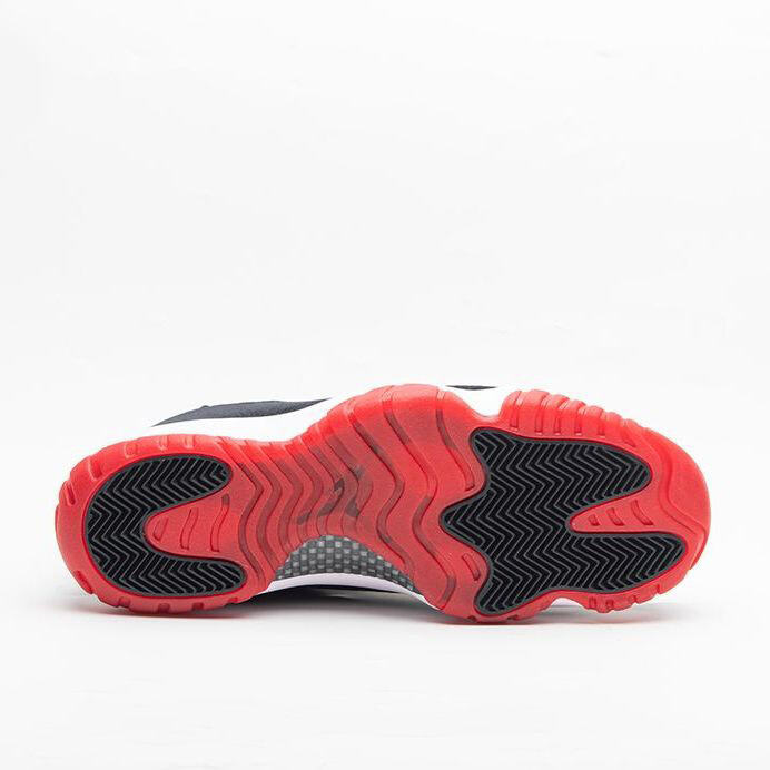 Кроссовки женские Air Jordan 11 Retro 'Bred Velvet', черный/красный — фото 3