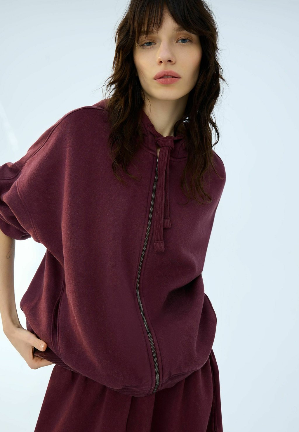 

Толстовка на молнии MEDIUM Bershka, темно-красный