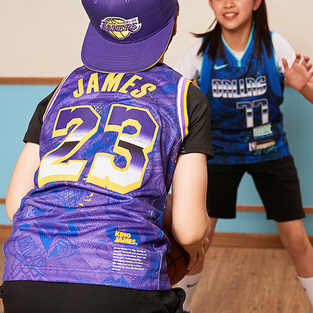 Детская баскетбольная рубашка Nike Kids, цвет Court Purple/Light Thistle Heather/University Gold/Black — фото 4