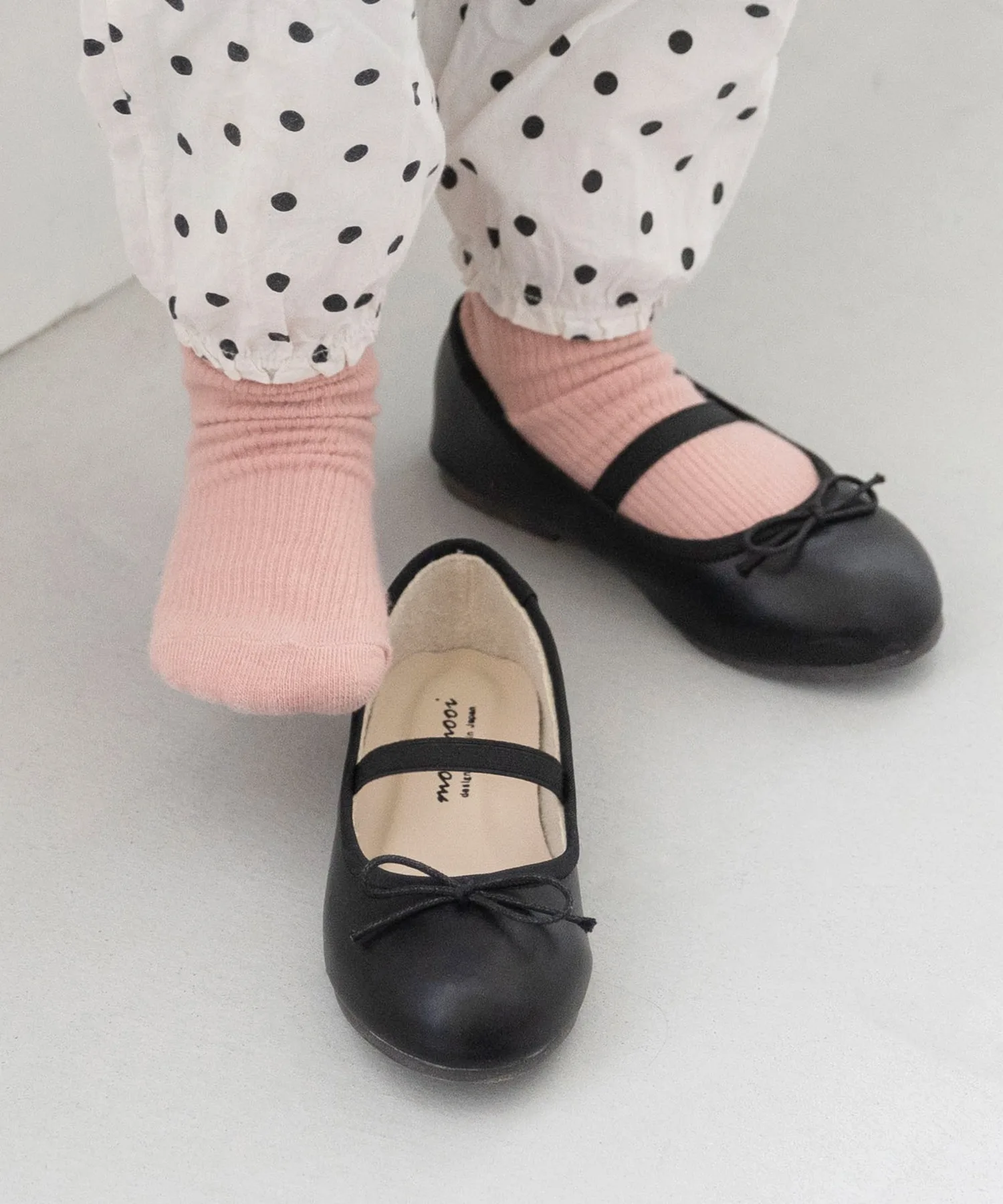 Детские балетки с резинкой и лентой Basic Ribbon mooimooi черные — фото 4