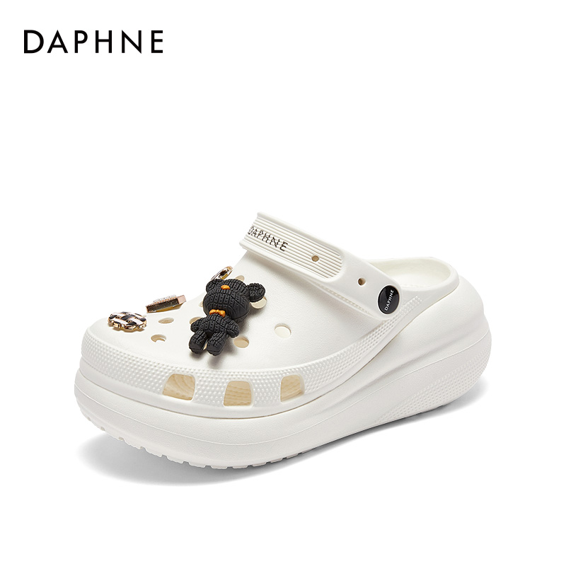 DAPHNE Перфорированные коллекционные клоги для женщин малые аксессуары способности и белые туфли, цвет Small Ability Accessories & White Shoes — фото 2