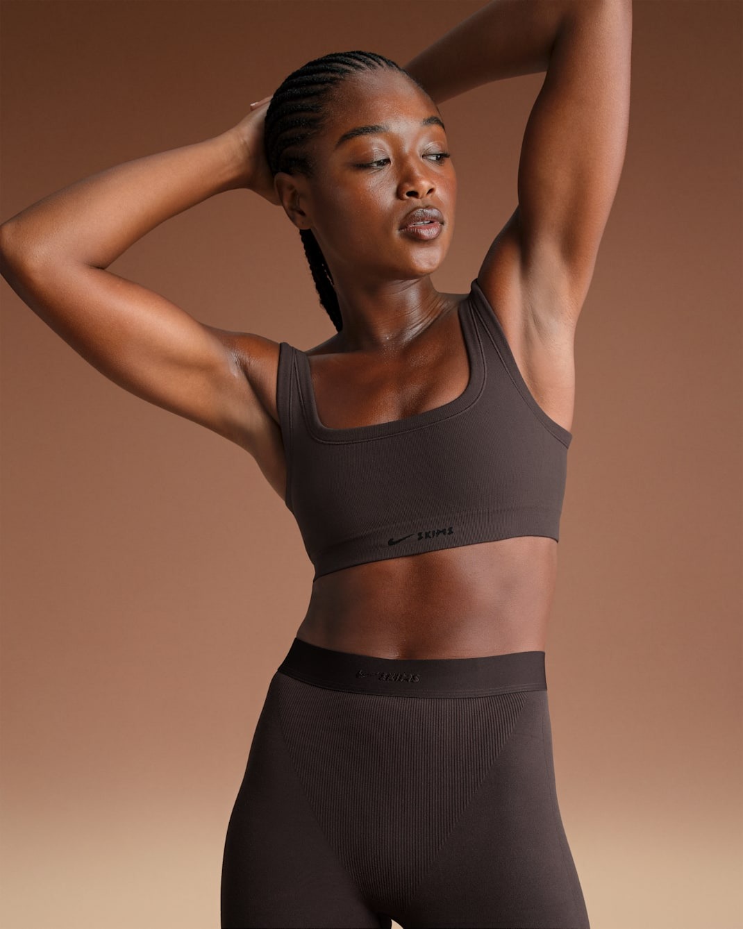 

Спортивный топ NikeSKIMS Vintage Seamless Women's Scoop, темно-коричневый