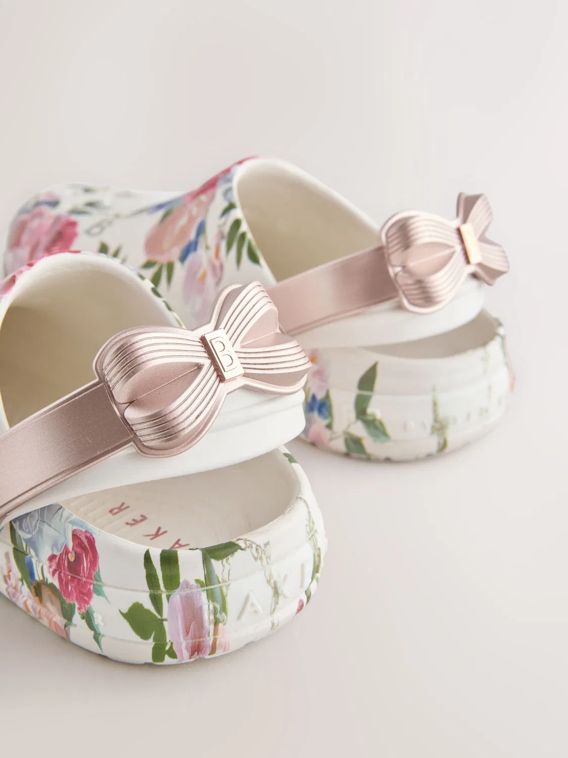 Сандалии-клоги с цветочным принтом Bow Clog Baker by Ted Baker, белые — фото 4