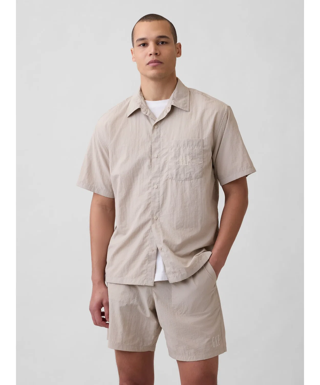 Мужская рубашка из переработанного нейлона с коротким рукавом GAP, Off White — фото 4