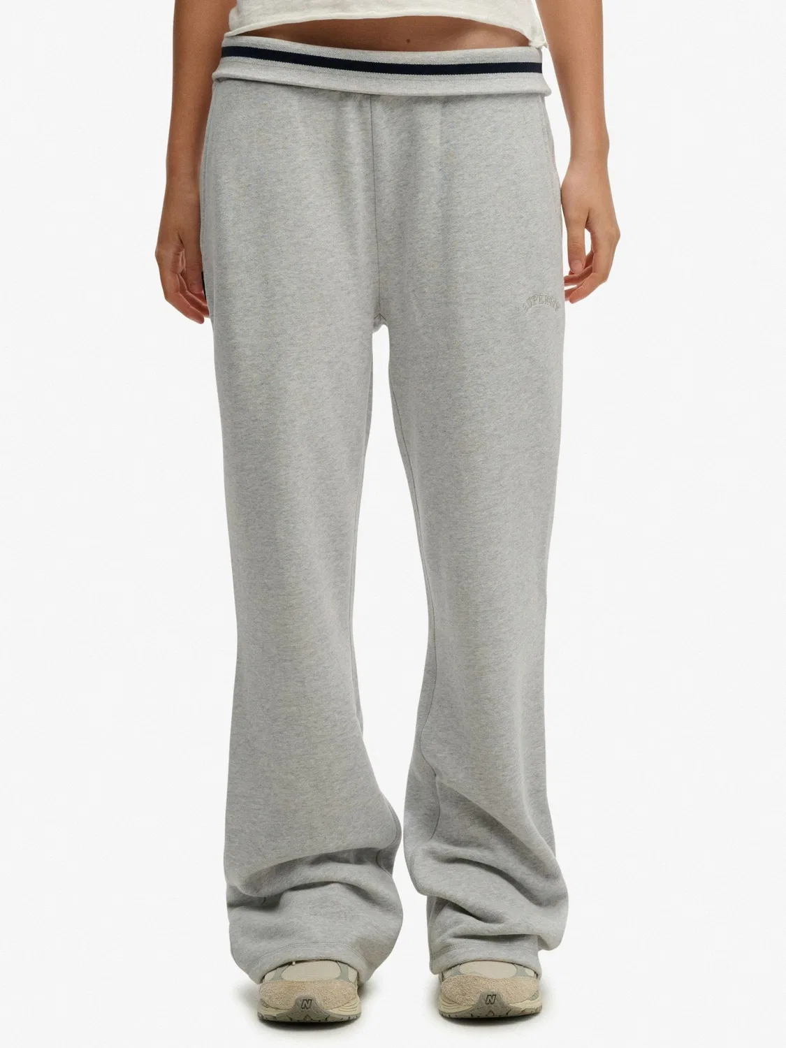 Джоггеры зауженные Athletic Essentials Logo Low Rise Flare Superdry, серый — фото 2